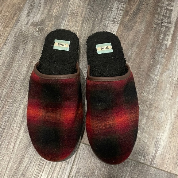 Toms Harbor Black Red Ombre Slippers - Picture 1 of 6